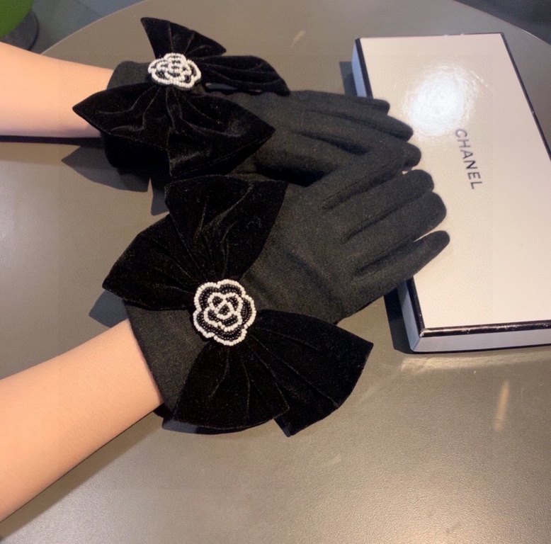 Chanel Chanel counter new wool gloves, beaded camellia   big bow   fashion gloves, fall and winter warm padded lining, super whine bow  , on the hand super comfortable and soft, versatile! average size