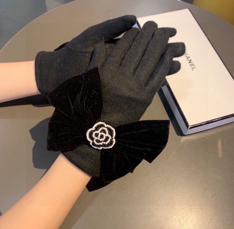 Chanel Chanel counter new wool gloves, beaded camellia   big bow   fashion gloves, fall and winter warm padded lining, super whine bow  , on the hand super comfortable and soft, versatile! average size