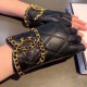 .Chanel Chanel 2021 large double C chain fall and winter short section gloves beautiful drops   worth comparing     the same paragraph of different quality, kill the market poor product, imported first-class sheepskin   