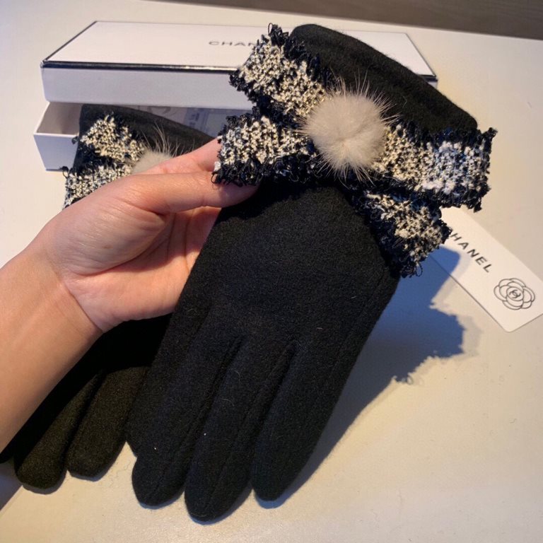 Batch      .Chanel Chanel counter new wool gloves, fashion gloves, fall and winter warm padded lining, super whine bow  , on the hand super comfortable and soft, versatile! Matching box   average size