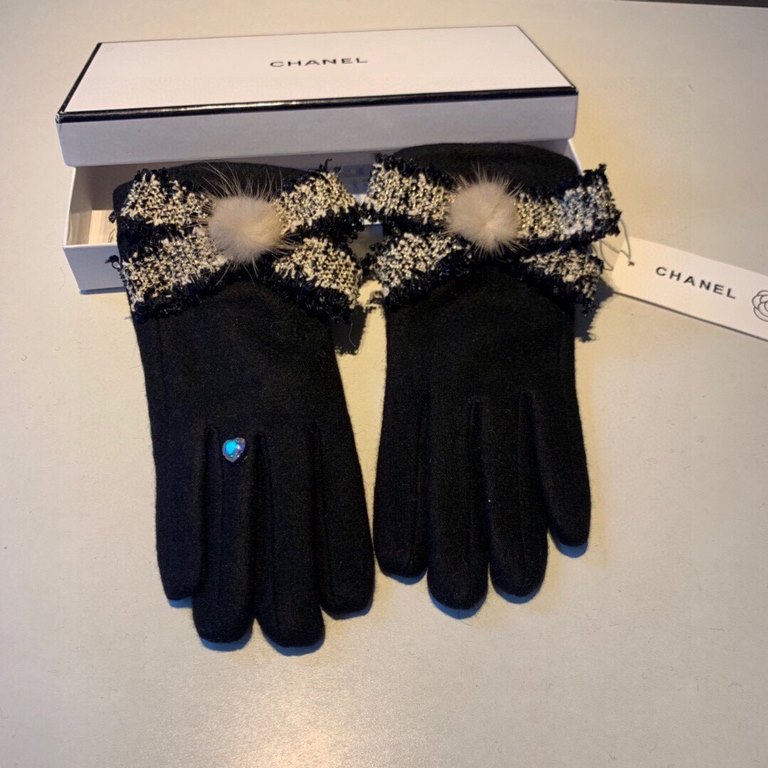 Batch      .Chanel Chanel counter new wool gloves, fashion gloves, fall and winter warm padded lining, super whine bow  , on the hand super comfortable and soft, versatile! Matching box   average size