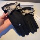 Batch      .Chanel Chanel counter new wool gloves, fashion gloves, fall and winter warm padded lining, super whine bow  , on the hand super comfortable and soft, versatile! Matching box   average size