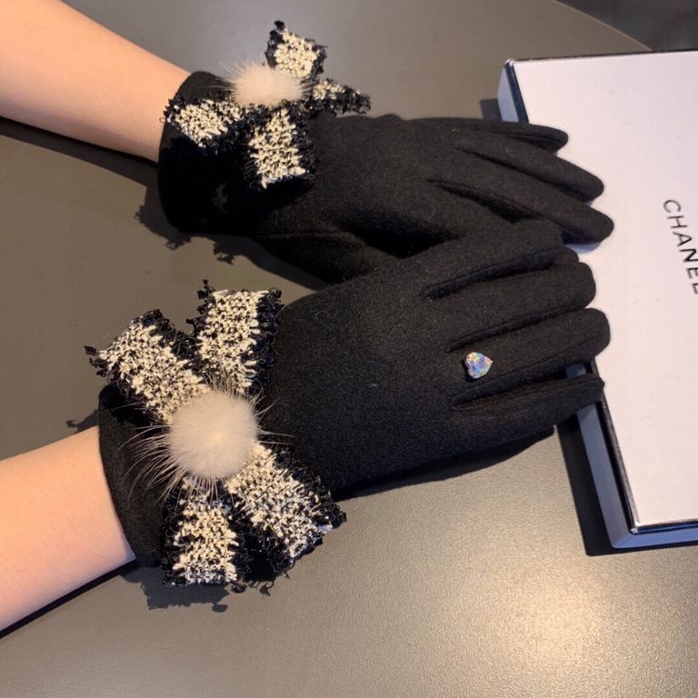 Batch      .Chanel Chanel counter new wool gloves, fashion gloves, fall and winter warm padded lining, super whine bow  , on the hand super comfortable and soft, versatile! Matching box   average size