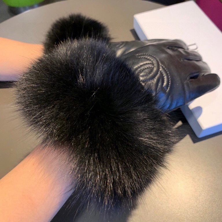 with packagingChanel Chanel 2022 fall and winter fox fur ball sheepskin gloves   mobile touch screen, worth comparing     the same paragraph different quality, kill the market poor product, imported a first-class sheepsk