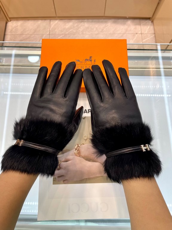 New exclusive first Hermes women's new high-grade sheepskin gloves    Goddesses preferred can not miss    First-class sheepskin Leather fine and soft cashmere lining to keep warm better Goddesses set of the United States