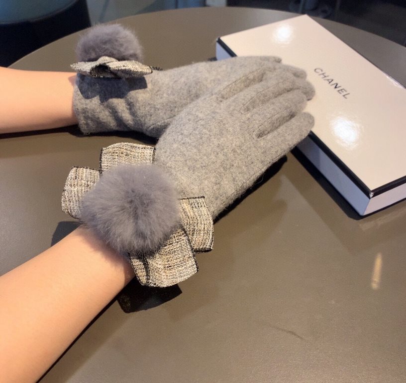 With packaging2022 new Chanel Chanel counter new wool gloves, fashion gloves, fall and winter warm padded lining, with fox fur ball ten bow   on the hand super comfortable and soft, versatile! Average size