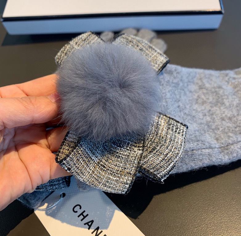 With packaging2022 new Chanel Chanel counter new wool gloves, fashion gloves, fall and winter warm padded lining, with fox fur ball ten bow   on the hand super comfortable and soft, versatile! Average size