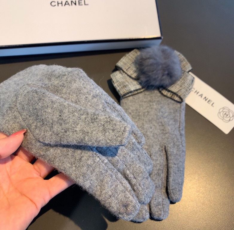 With packaging2022 new Chanel Chanel counter new wool gloves, fashion gloves, fall and winter warm padded lining, with fox fur ball ten bow   on the hand super comfortable and soft, versatile! Average size