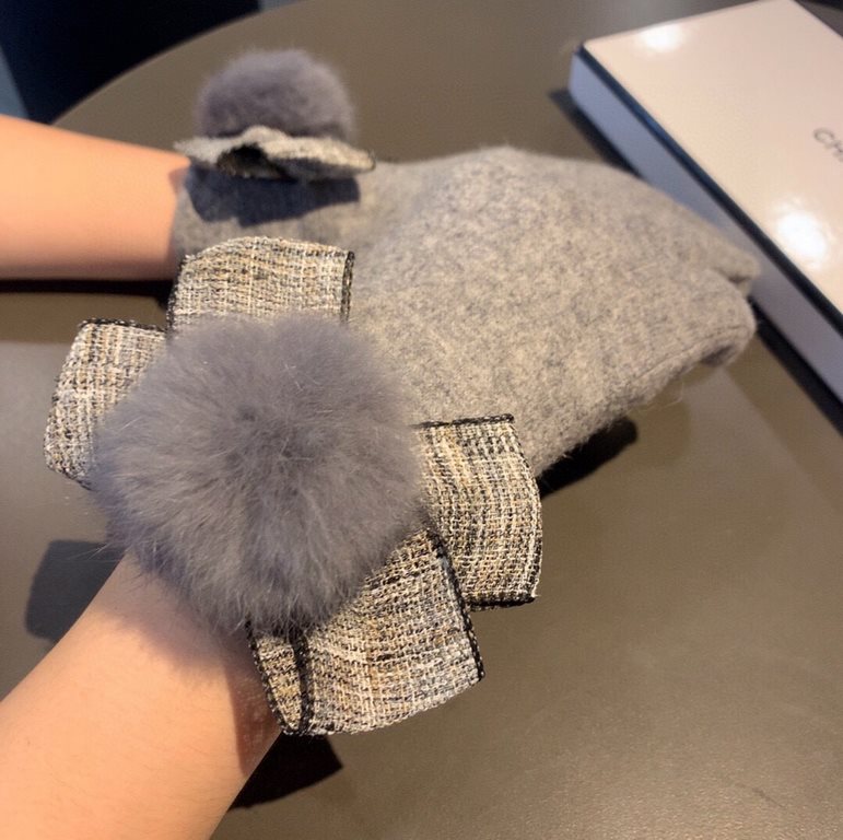 With packaging2022 new Chanel Chanel counter new wool gloves, fashion gloves, fall and winter warm padded lining, with fox fur ball ten bow   on the hand super comfortable and soft, versatile! Average size