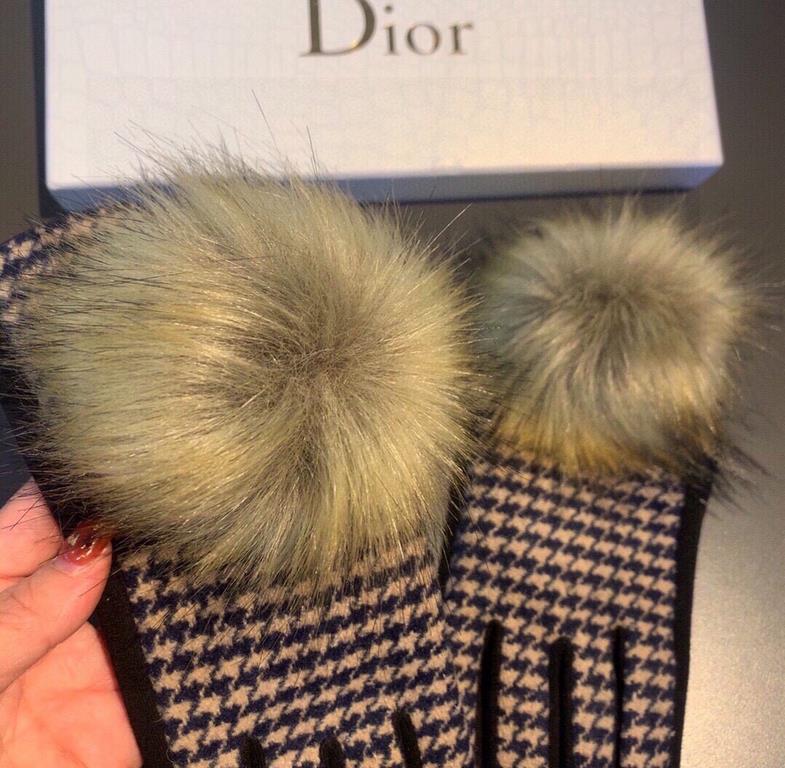 2023 Dior Dior counter new large fox fur ball   wool gloves   fashion gloves, fall and winter warm must-have, padded lining, thousand bird check   on the hand super comfortable and soft,   versatile! With box   average s