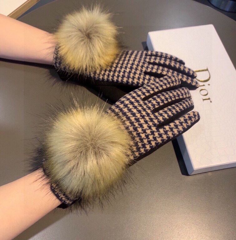 2023 Dior Dior counter new large fox fur ball   wool gloves   fashion gloves, fall and winter warm must-have, padded lining, thousand bird check   on the hand super comfortable and soft,   versatile! With box   average s