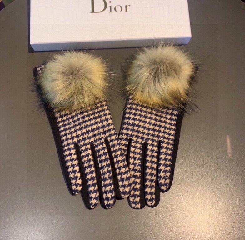 2023 Dior Dior counter new large fox fur ball   wool gloves   fashion gloves, fall and winter warm must-have, padded lining, thousand bird check   on the hand super comfortable and soft,   versatile! With box   average s