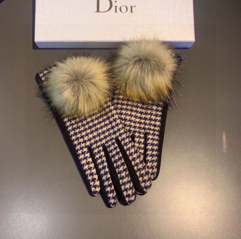 2023 Dior Dior counter new large fox fur ball   wool gloves   fashion gloves, fall and winter warm must-have, padded lining, thousand bird check   on the hand super comfortable and soft,   versatile! With box   average s