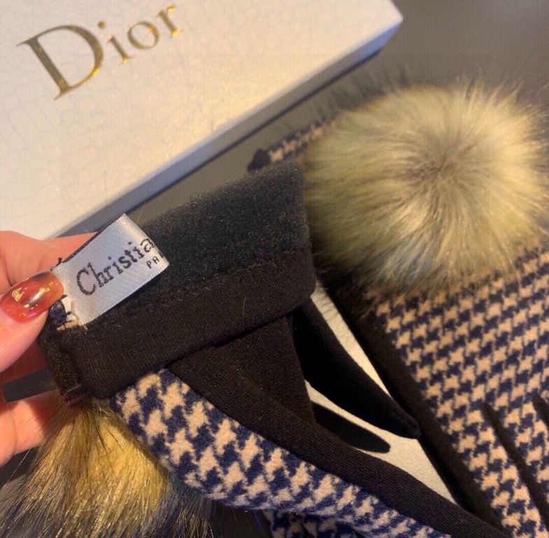 2023 Dior Dior counter new large fox fur ball   wool gloves   fashion gloves, fall and winter warm must-have, padded lining, thousand bird check   on the hand super comfortable and soft,   versatile! With box   average s