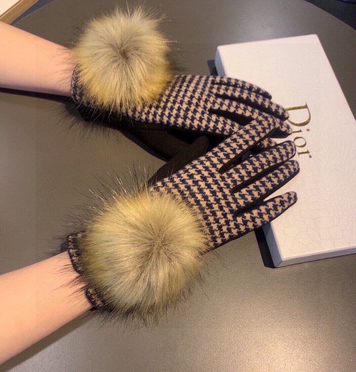 2023 Dior Dior counter new large fox fur ball   wool gloves   fashion gloves, fall and winter warm must-have, padded lining, thousand bird check   on the hand super comfortable and soft,   versatile! With box   average s