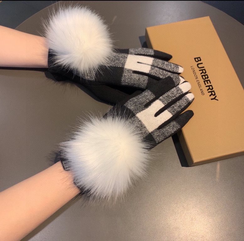 With packagingBurberry BURBERRY counter new large fox fur ball   wool gloves   fashion gloves, fall and winter warm padded lining, classic plaid, on the hand super comfortable and soft,   versatile! average size