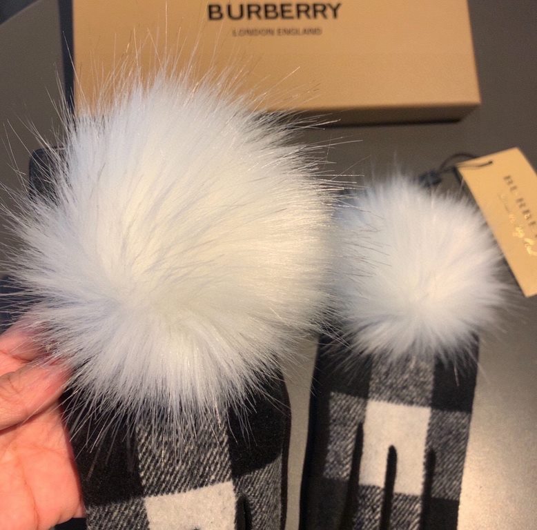 With packagingBurberry BURBERRY counter new large fox fur ball   wool gloves   fashion gloves, fall and winter warm padded lining, classic plaid, on the hand super comfortable and soft,   versatile! average size