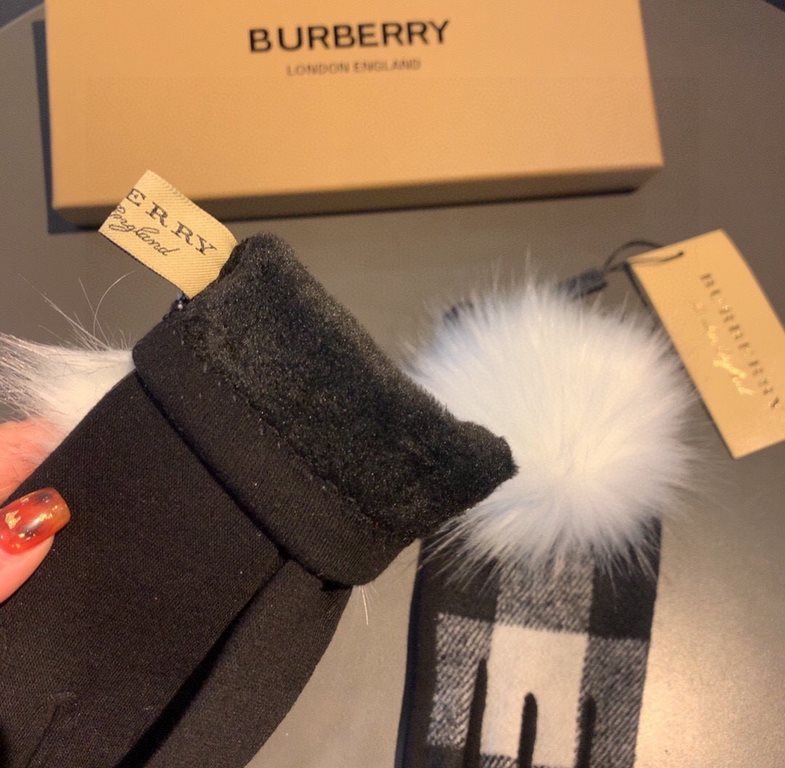 With packagingBurberry BURBERRY counter new large fox fur ball   wool gloves   fashion gloves, fall and winter warm padded lining, classic plaid, on the hand super comfortable and soft,   versatile! average size