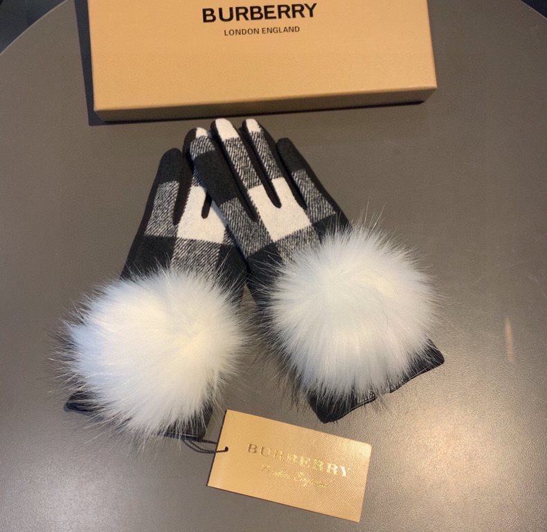 With packagingBurberry BURBERRY counter new large fox fur ball   wool gloves   fashion gloves, fall and winter warm padded lining, classic plaid, on the hand super comfortable and soft,   versatile! average size