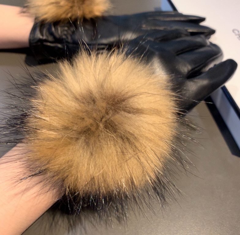 With packaging Chanel Chanel 2022 fall and winter large fox fur ball touch screen gloves   goddesses set of beauty must have   single product, beautiful   worth comparing    the same paragraph of different quality, kill 