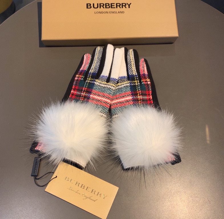 With packagingBurberry BURBERRY counter new large fox fur ball   wool gloves   fashion gloves, fall and winter warm padded lining, classic plaid, on the hand super comfortable and soft,   versatile! average size