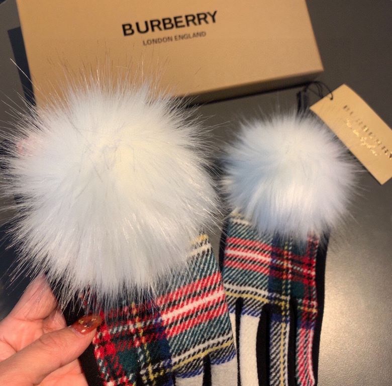 With packagingBurberry BURBERRY counter new large fox fur ball   wool gloves   fashion gloves, fall and winter warm padded lining, classic plaid, on the hand super comfortable and soft,   versatile! average size