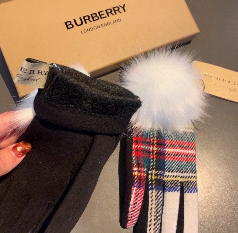 With packagingBurberry BURBERRY counter new large fox fur ball   wool gloves   fashion gloves, fall and winter warm padded lining, classic plaid, on the hand super comfortable and soft,   versatile! average size