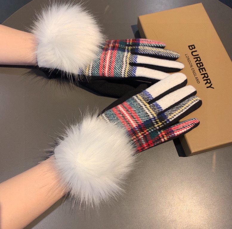 With packagingBurberry BURBERRY counter new large fox fur ball   wool gloves   fashion gloves, fall and winter warm padded lining, classic plaid, on the hand super comfortable and soft,   versatile! average size