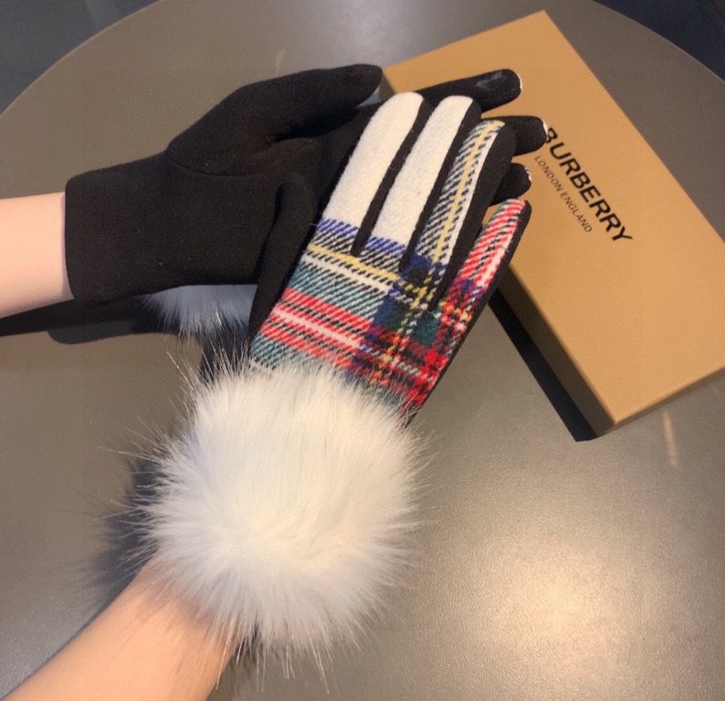 With packagingBurberry BURBERRY counter new large fox fur ball   wool gloves   fashion gloves, fall and winter warm padded lining, classic plaid, on the hand super comfortable and soft,   versatile! average size