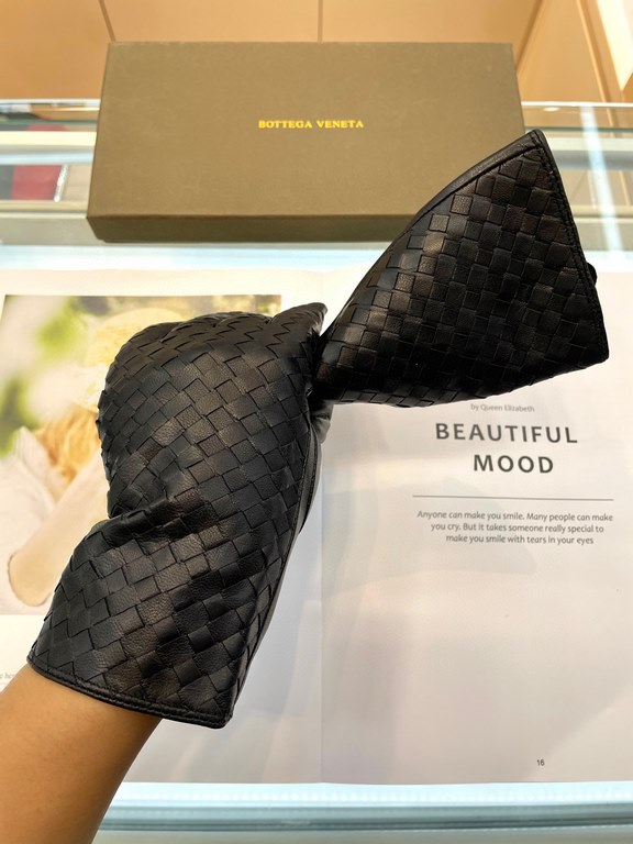 Pictures (women's models)   touch screen gloves BV couple models   [original quality] 100% selection of imported sheepskin Leather fine and soft Recognition of imported sheepskin has a feel    cashmere lining to keep war