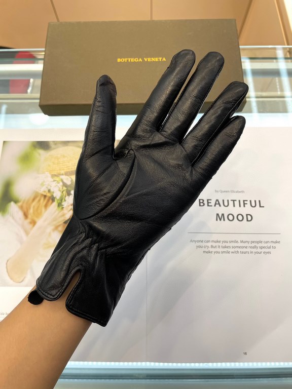 Pictures (women's models)   touch screen gloves BV couple models   [original quality] 100% selection of imported sheepskin Leather fine and soft Recognition of imported sheepskin has a feel    cashmere lining to keep war