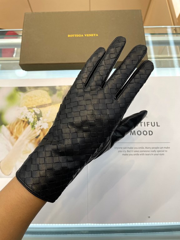 Pictures (women's models)   touch screen gloves BV couple models   [original quality] 100% selection of imported sheepskin Leather fine and soft Recognition of imported sheepskin has a feel    cashmere lining to keep war