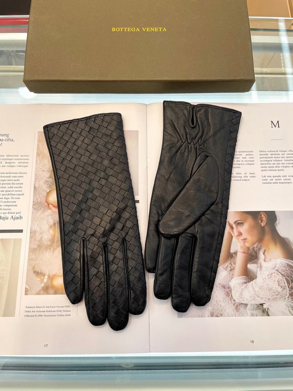 Pictures (women's models)   touch screen gloves BV couple models   [original quality] 100% selection of imported sheepskin Leather fine and soft Recognition of imported sheepskin has a feel    cashmere lining to keep war