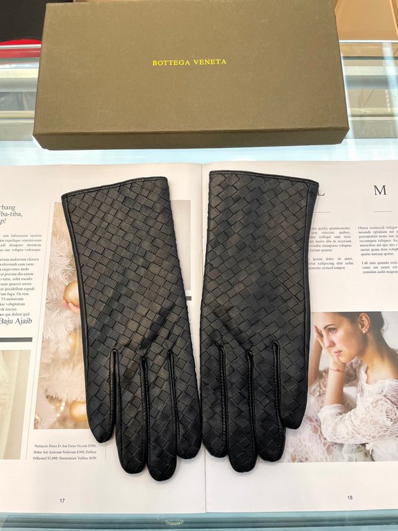 Pictures (women's models)   touch screen gloves BV couple models   [original quality] 100% selection of imported sheepskin Leather fine and soft Recognition of imported sheepskin has a feel    cashmere lining to keep war