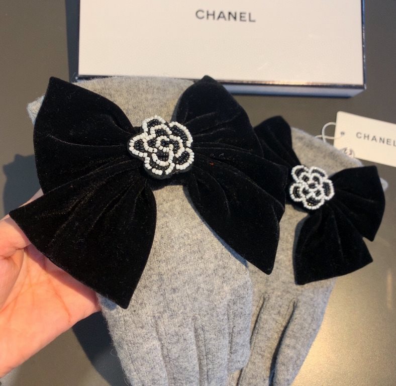 With boxChanel Chanel counter new wool gloves, beaded camellia   big bow   fashion gloves, fall and winter warm padded lining, super coy bow  , on the hand super comfortable and soft, versatile! average size