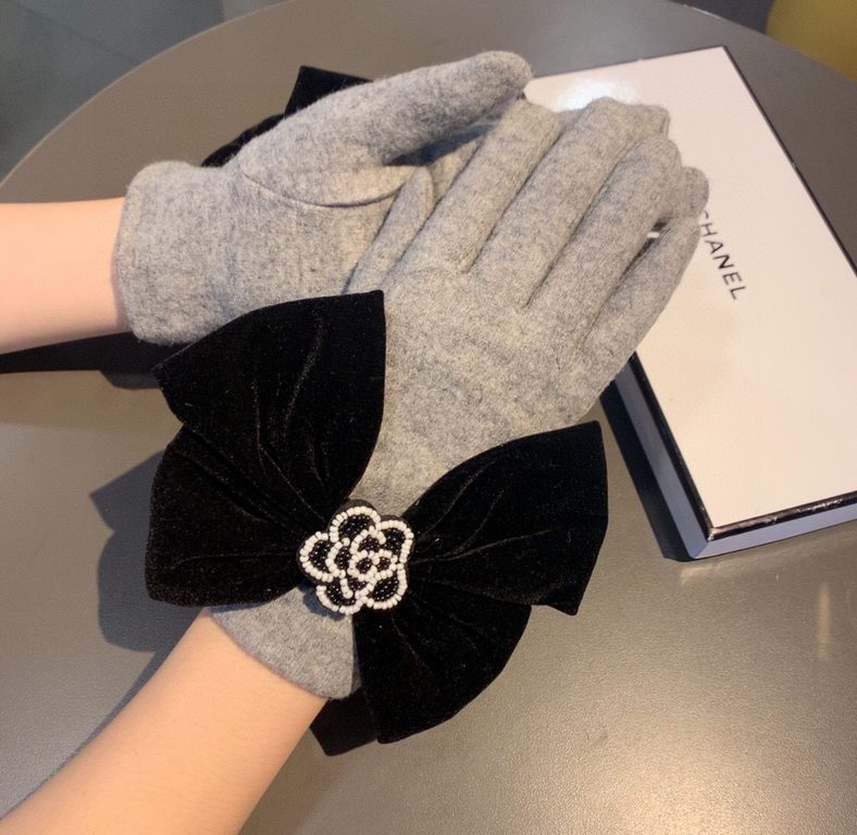 With boxChanel Chanel counter new wool gloves, beaded camellia   big bow   fashion gloves, fall and winter warm padded lining, super coy bow  , on the hand super comfortable and soft, versatile! average size