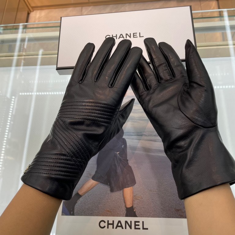 Chanel hot circle of friends women's leather gloves, imported from Ethiopia touch screen sheepskin, simple and generous static surface style add small LOGO buckle, super soft padded lining wear comfortable