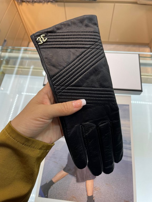 Chanel hot circle of friends women's leather gloves, imported from Ethiopia touch screen sheepskin, simple and generous static surface style add small LOGO buckle, super soft padded lining wear comfortable