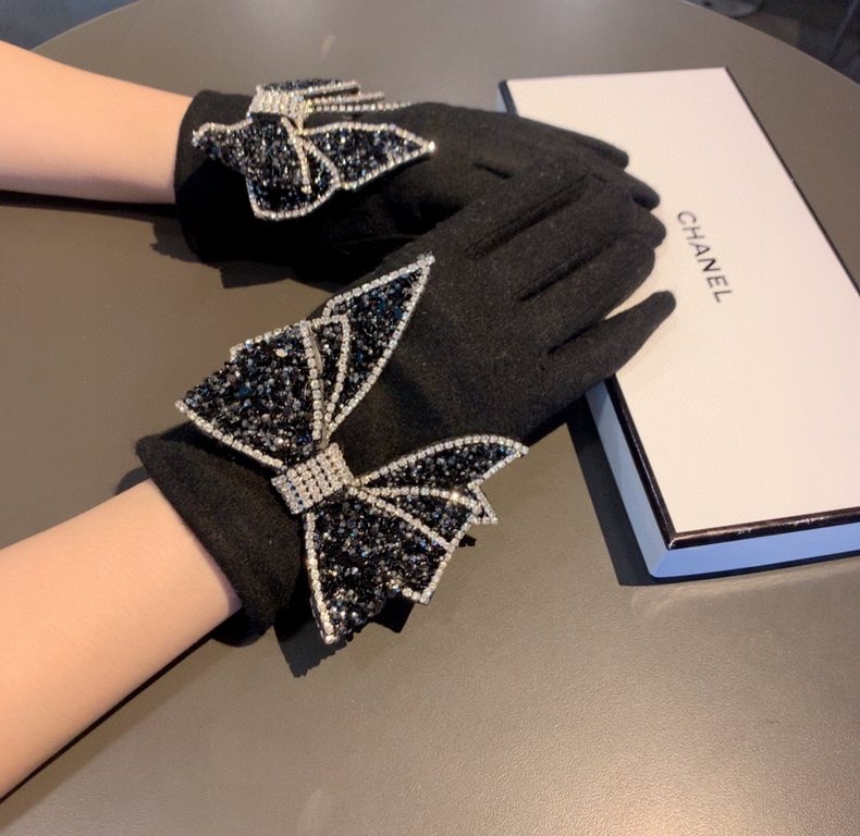 With boxChanel Chanel counter new wool gloves, big bow applique diamond   fashion gloves, fall and winter warm padded lining, super coy bow  , on the hand super comfortable soft, versatile! average size