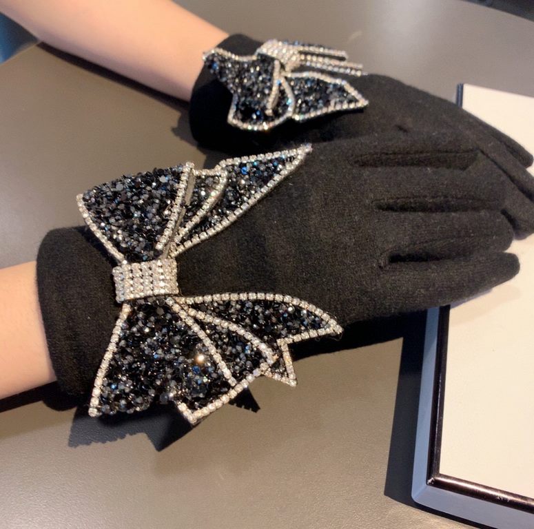 With boxChanel Chanel counter new wool gloves, big bow applique diamond   fashion gloves, fall and winter warm padded lining, super coy bow  , on the hand super comfortable soft, versatile! average size