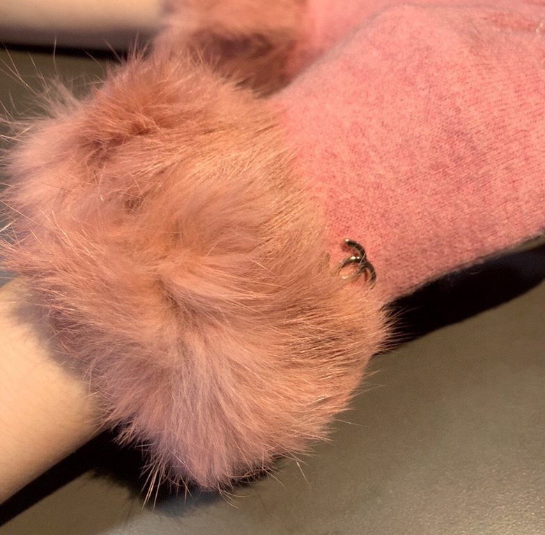 with packagingChanel Chanel 2022 fall and winter lazy rabbit hair wool gloves   worth comparing     the same paragraph of different quality, kill the market poor product, wool ten lazy rabbit hair lining padded   classic