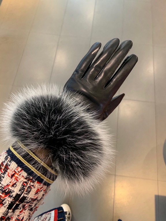 Italian export Chanel original single tail single gloves, using the top white goatskin  fox hair Note that the amount of real fox hair, absolute noblewoman models feel softer and more delicate skin-friendly, better warmt