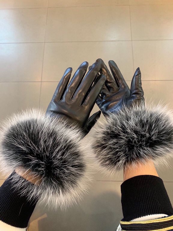 Italian export Chanel original single tail single gloves, using the top white goatskin  fox hair Note that the amount of real fox hair, absolute noblewoman models feel softer and more delicate skin-friendly, better warmt