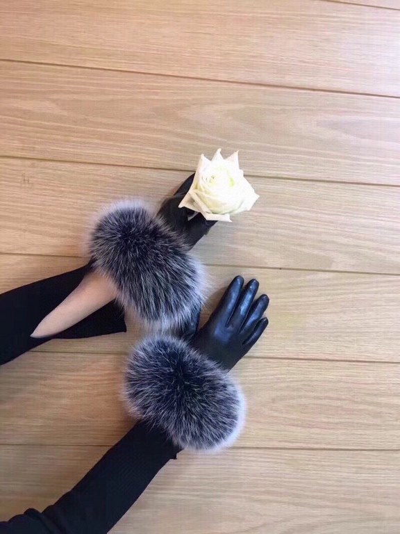 Italian export Chanel original single tail single gloves, using the top white goatskin  fox hair Note that the amount of real fox hair, absolute noblewoman models feel softer and more delicate skin-friendly, better warmt