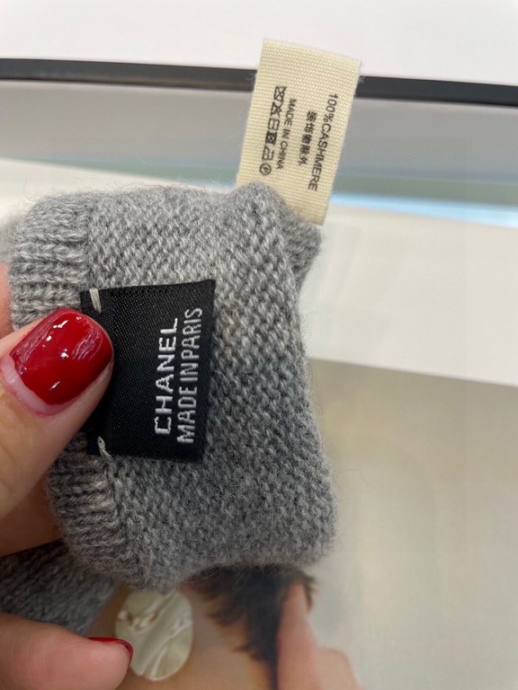 Chanel new cashmere knitted gloves   100% cashmere on the hand that is warm   This section is made of natural high-quality cashmere soft warm and comfortable 7GG double yarn handmade flat knitting handmade non-marking se