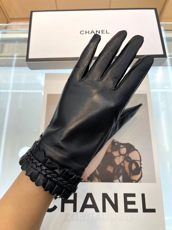 Chanel ~ Chanel's latest compilation twist   full touch screen gloves, using imported goatskin  , feminine Recommended models   , padded lining with a comfortable and warm belt!