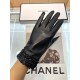 Chanel ~ Chanel's latest compilation twist   full touch screen gloves, using imported goatskin  , feminine Recommended models   , padded lining with a comfortable and warm belt!