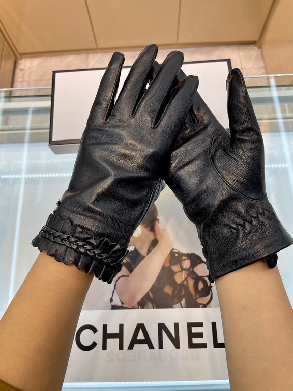 Chanel ~ Chanel's latest compilation twist   full touch screen gloves, using imported goatskin  , feminine Recommended models   , padded lining with a comfortable and warm belt!