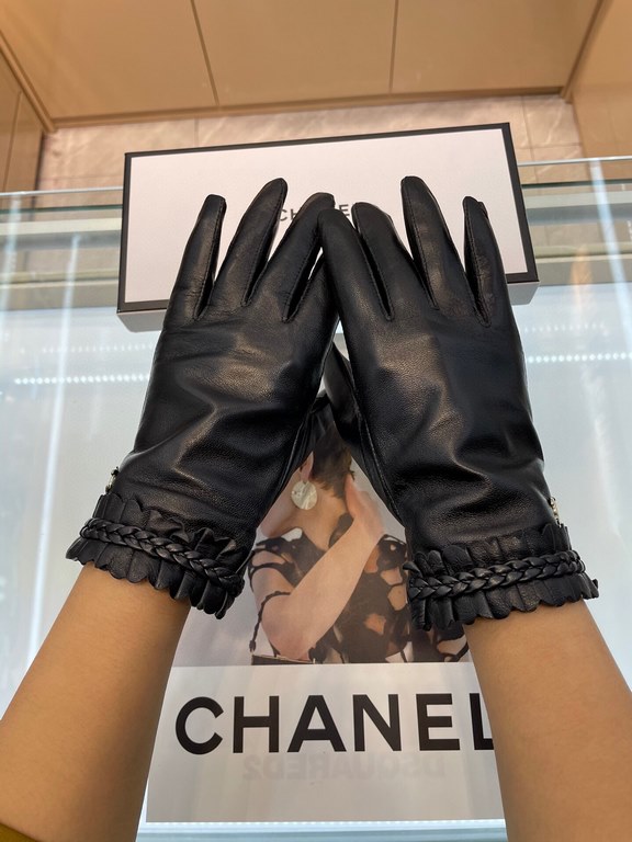 Chanel ~ Chanel's latest compilation twist   full touch screen gloves, using imported goatskin  , feminine Recommended models   , padded lining with a comfortable and warm belt!