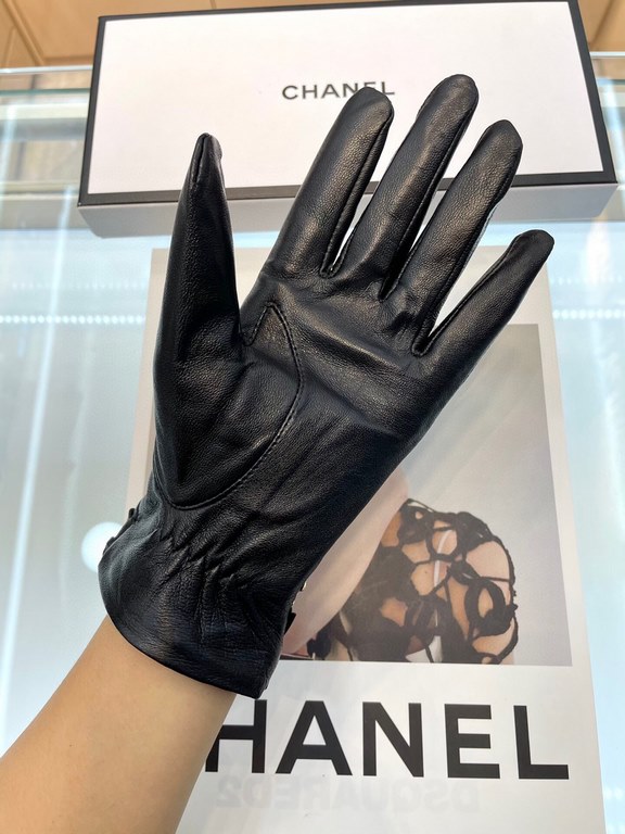 Chanel ~ Chanel's latest compilation twist   full touch screen gloves, using imported goatskin  , feminine Recommended models   , padded lining with a comfortable and warm belt!